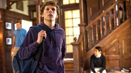 Mark Zuckerberg (Jesse Eisenberg) sorgt mit einer provokanten Website auf dem Campus f&uuml;r Wirbel. Kurz darauf startet er gemeinsam mit seinem Freund Eduardo Saverin ein neues Projekt: ein soziales Netzwerk, das Studenten miteinander verbinden soll.