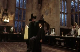 Am ersten Tag in der Zauberschule Hogwarts werden Sch&uuml;ler von einem sprechenden Zauberhut auf vier H&auml;user verteilt. Professor McGonagall (Maggie Smith, l.) setzt Harry Potter (Daniel Radcliffe) auf den Stuhl und setzt ihm einen Hut auf. Harry hofft, im gleichen Haus unterzukommen wie seine Freunde.