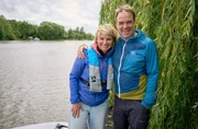 Moderatorin Sabine Heinrich (l.) reist über möglichst viele Gewässer durch den Westen und trifft am letzten Tag der Tour ihren Kollegen Fabian Raphael wieder. Moderatorin Sabine Heinrich (l.) reist über möglichst viele Gewässer durch den Westen und trifft am letzten Tag der Tour ihren Kollegen Fabian Raphael wieder.