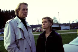 Der eiskalte Chef des deutschen Geheimdienstes, Vogel (Reiner Sch&ouml;ne, l.), setzt die unerfahrene Agentin Anna Schilling (Susanne Sch&auml;fer, r.) auf die lebensgef&auml;hrliche Terrororganisation 'Millenium' an. Schon bald schwebt die junge Frau in gro&szlig;er Gefahr ...