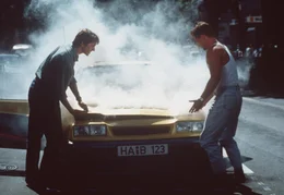 Bei einem Duell an einer Ampel erleidet der Bolide von Bertie (Til Schweiger, r.) einen Motorschaden. Automechaniker Gerd (Stefan Gebelhoff, l.) verspricht, den Wagen wieder flott zu machen ...