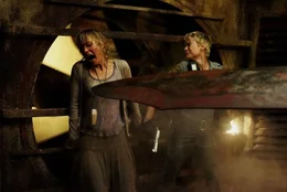 Rose (Radha Mitchell) und Polizistin Cybill (Laurie Holden,r.).