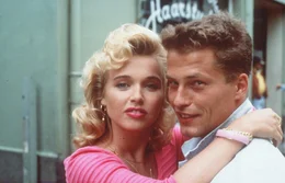 Obwohl seine Freundin, Manta-Braut Uschi (Tina Ruland, l.), ein Kind von ihm erwartet, will Bertie (Til Schweiger, r.) den Manta-Clubs in einem w&uuml;sten Rennen gegen GTI-Fahrern vertreten ...