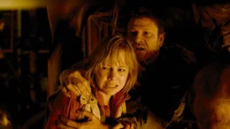 L-R: Heather / Alessa (Adelaide Clemens) und Harry (Sean Bean)