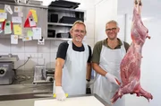 Frank Buchholz (l) mit Marco Scharf (r), bekannt als "der kleine Wilddieb". Der passionierte Jäger verarbeitet in seinem Laden Wild aus heimischen Revieren zu besonderen Spezialitäten. Frank Buchholz (l) mit Marco Scharf (r), bekannt als "der kleine Wilddieb". Der passionierte Jäger verarbeitet in seinem Laden Wild aus heimischen Revieren zu besonderen Spezialitäten.