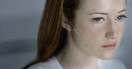 Victoria (Andrea Riseborough) hofft darauf, in wenigen Wochen mit einem Leben auf Titan f&uuml;r ihre treue Arbeit auf der Erde belohnt zu werden, doch dann kommt alles ganz anders ...