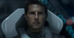 Jack Harper (Tom Cruise) arbeitet als Flugdrohnenmonteur auf der verw&uuml;steten und verstrahlten Erde, um die &uuml;berlebenden Menschen auf dem Planeten Titan mit den notwendigen Ressourcen zu versorgen - so wird es ihm jedenfalls erz&auml;hlt ...