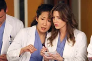 Ihre letzte Freundin: Sandra Oh als Dr. Cristina Yang, Ellen Pompeo als Dr. Meredith Grey Ihre letzte Freundin: Sandra Oh als Dr. Cristina Yang, Ellen Pompeo als Dr. Meredith Grey