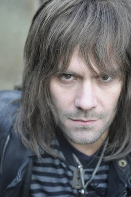 So gar nicht zum Anbei&szlig;en: Rocker Mark O.  (Daniel Wiemer) ist anfangs ein richtig h&auml;sslicher R&uuml;pel ...