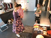 Vjollca (l.) ist zusammen mit ihrer Shopping Begleitung Jessica (r.) auf der Suche nach dem perfekten Outfit. Eine Verk&auml;uferin ber&auml;t sie.