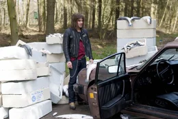 Nach einem heftigen Streit mit seinem Manager haut der r&uuml;pelhafte Rockmusiker Marc O. (Daniel Wiemer) mit dessen Auto ab - und landet mitten in der Provinz. Ohne Geld, ohne einen Schimmer, wo er sich befinden k&ouml;nnte, allerdings mitten in Hunderten von toten Fischen ...