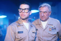 Etwas unruhig wird Admiral Benson (Lloyd Bridges, r.) schon, als Jim Fischauge (Jon Cryer) die &Uuml;berwachung des Radars &uuml;bernimmt ...
