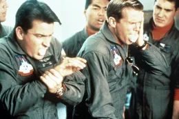 Der liebenswerte Chaot Topper Harley (Charlie Sheen, l.) kennt nur ein Ziel: Seinem Kameraden Kent Gregory (Cary Elwes, r.), einem Musterbeispiel milit&auml;rischer Vollkommenheit, die Freundin auszuspannen ...