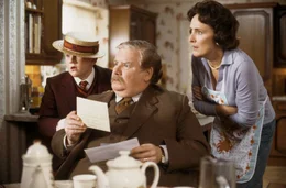 Harrys geh&auml;ssige Verwandte, sein Onkel Vernon (Richard Griffiths, mi.), seine Tante Petunia (Fiona Shaw) und ihr verw&ouml;hnter Sohn Dudley (Harry Melling) behandeln Harry sehr schlecht und lassen keine Gelegenheit aus, um Harry zu dem&uuml;tigen.