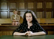 Melissa (Lotte Letschert) erzählt vor Gericht, dass sie monatelang von Ines (Katharina Abt, hinten) Ehemann und Vater ihres Freundes vergewaltigt wurde. Melissa (Lotte Letschert) erzählt vor Gericht, dass sie monatelang von Ines (Katharina Abt, hinten) Ehemann und Vater ihres Freundes vergewaltigt wurde.