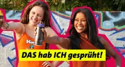 ARD/WDR POV – DEINE GESCHICHTE ZÄHLT, "Dose auf, Kopf frei · Wie ich mit Graffiti sichtbar werde". Protagonistin Lucy (l.) und Host Kiki stehen vor einer Wand mit Graffitis. ARD/WDR POV – DEINE GESCHICHTE ZÄHLT, "Dose auf, Kopf frei · Wie ich mit Graffiti sichtbar werde". Protagonistin Lucy (l.) und Host Kiki stehen vor einer Wand mit Graffitis.
