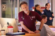 Chicago Med Staffel 10 Folge 14 Er ist ungewöhnlich guter Laune: Steven Weber als Dr. Dean Archer Chicago Med Staffel 10 Folge 14 Er ist ungewöhnlich guter Laune: Steven Weber als Dr. Dean Archer