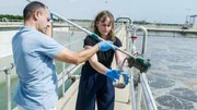 Isabella Purkart in der Kläranlage San Javier: hier wird Abwasser für die Verwendung in der Landwirtschaft aufbereitet. Isabella Purkart in der Kläranlage San Javier: hier wird Abwasser für die Verwendung in der Landwirtschaft aufbereitet.