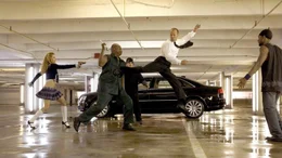 Spezialkurier Frank Martin (Jason Statham, 2.v.re.) wird ein eine Verschw&ouml;rung eines kolumbianischen Drogenkartells gegen einen einflussreichen Politiker verwickelt. Frank l&auml;sst nichts unversucht, um die Drahtzieher zur Strecke zu bringen.