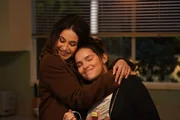 Lana Lang Cushing (Emmanuelle Chriqui, l.); Sarah Cushing (Inde Navarrette, r.)