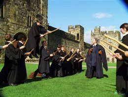 W&auml;hrend der ersten Flugstunde hebt Neville (Matthew Lewis, oben) ungewollt vom Boden ab. Madam Hooch (Zoe Wanamaker, 2. v. r.) und die Freunde Ron (Rupert Grint, 4. v. l.), Harry (Daniel Radcliffe, 5. v. l.) und Hermione (Emma Watson, 6. v. l.) sind von seinen Flugk&uuml;nsten &uuml;berrascht!