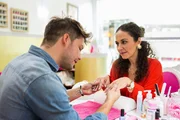 Kaya (Shirin Soraya) nimmt unterschiedliche Bewerber unter die Lupe. Darunter Alex (Frank Rafael Bosse), von dem Kaya sehr beeindruckt ist.