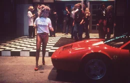 Ob die kurvenreiche Uschi (Tina Ruland, vorne l.), Freundin eines Manta-Fahrers, glaubt, ihre Formen kommen in einem Ferrari besser zur Geltung?; Ob die kurvenreiche Uschi (Tina Ruland, vorne l.), Freundin eines Manta-Fahrers, glaubt, ihre Formen kommen in einem Ferrari besser zur Geltung?