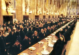 In dem riesigen Speisesaal von Hogwarts nehmen die Sch&uuml;ler der vier H&auml;user Gryffindor, Hufflepuff, Ravenclaw und Slytherin ihre Mahlzeiten ein.
