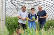 Björn Freitag (r.) mit Sonja Filip (M.) und Max Kühne. Seit 2019 betreiben Sonja Filip und Max Kühne mit viel Leidenschaft und Ideenreichtum den Gröönlandhof, eine solidarische Landwirtschaft, die Menschen aus der unmittelbaren Umgebung mit frischen, nachhaltig erzeugten Lebensmitteln versorgt. Björn Freitag (r.) mit Sonja Filip (M.) und Max Kühne. Seit 2019 betreiben Sonja Filip und Max Kühne mit viel Leidenschaft und Ideenreichtum den Gröönlandhof, eine solidarische Landwirtschaft, die Menschen aus der unmittelbaren Umgebung mit frischen, nachhaltig erzeugten Lebensmitteln versorgt.