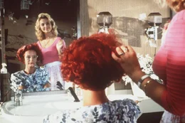 Was macht Manta-Braut Uschi (Tina Ruland, Spiegel r.) beruflich? Richtig, sie ist Friseuse ...; Was macht Manta-Braut Uschi (Tina Ruland, Spiegel r.) beruflich? Richtig, sie ist Friseuse ...