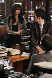 Unterhalten sich &uuml;ber den aktuellen Fall: Danny Taylor (Enrique Murciano, 2.v.r.), Elena Delgado (Roselyn Sanchez, l.) und Jack Malone (Anthony LaPaglia, r.).