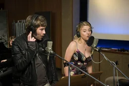Gemeinsam im Tonstudio: Nach anf&auml;nglichen Schwierigkeiten nehmen Chris (Jeanette Biedermann, r.) und Mark (Daniel Wiemer, l.) gemeinsam ihren Song auf ...