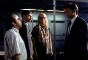 Mulder (David Duchovny, r.) lernt 1989 seine drei sp&auml;teren Freunde Frohike (Tom Braidwood, l.), Byers (Bruce Harwood, 2.v.l.) und Langly (Dean Haglund, 2.v.r.) kennen.