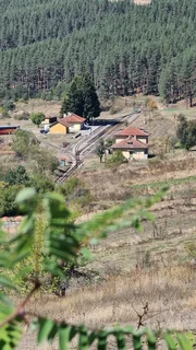Die Fahrt auf der verschlungenen Strecke führt über Avramowo, dem höchstgelegenen Bahnstopp des gesamten Balkans. 1267 Meter über dem Meeresspiegel. Die Fahrt auf der verschlungenen Strecke führt über Avramowo, dem höchstgelegenen Bahnstopp des gesamten Balkans. 1267 Meter über dem Meeresspiegel.