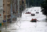 Ob durch Regenf&auml;lle oder Schneeschmelzen: Hochwasser, eine der h&auml;ufigsten Wetterkatastrophen. Tschechische Rettungskr&auml;fte auf Schlauchbooten suchen nach Bewohnern, die durch &Uuml;berschwemmungen im zerst&ouml;rten Karlin-Distrikt am 14. August 2002 in Prag, Tschechische Republik, gestrandet sind. Die schlimmste &Uuml;berschwemmung seit &uuml;ber einem Jahrhundert hat die Stadt getroffen und Teile des historischen Zentrums mit bis zu zwei Metern Wasser &uuml;berschwemmt.