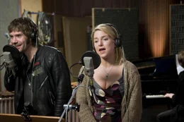 Weil Mark (Daniel Wiemer, l.) ihr 10.000 Euro versprochen hat, die sie dringend f&uuml;r die Reise des Chores zu dem bundesweiten Chor-Contest ben&ouml;tigt, willigt Chris (Jeanette Biedermann, r.) ein, in einem Tonstudio den Song vorzutragen - mit gro&szlig;em Erfolg ...