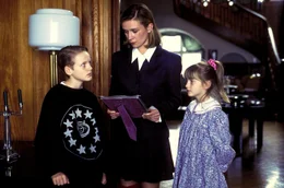 Um verdeckt ermitteln zu k&ouml;nnen, nimmt die attraktive Agentin Anna (Susanne Sch&auml;fer, M.) eine Stelle im Haushalt eines Terroristen an. Schon bald freundet sie sich mit dessen beiden Kindern Emma (Sophia Dirscherl, r.) und Karl (Dominique Alter, l.) an ...