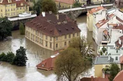 Ob durch Regenf&auml;lle oder Schneeschmelze: Hochwasser, eine der h&auml;ufigsten Wetterkatastrophen. Barockgeb&auml;ude und die Karlsbr&uuml;cke aus dem 14. Jahrhundert stehen umgeben von Hochwasser am 14. August 2002 in Prag, Tschechische Republik. Die Stadt wurde von den schlimmsten &Uuml;berschwemmungen seit &uuml;ber einem Jahrhundert heimgesucht.