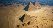 Ob die Pyramiden Ägyptens oder die Mausoleen Roms – ein Grabmal ist mehr als eine Ruhestätte. Es erzählt die Geschichte derer, die darin bestattet sind und an die man sich erinnern sollte. Ob die Pyramiden Ägyptens oder die Mausoleen Roms – ein Grabmal ist mehr als eine Ruhestätte. Es erzählt die Geschichte derer, die darin bestattet sind und an die man sich erinnern sollte.