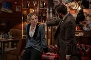 Sara Lance (Caity Lotz, l.); Dr. Gwyn Davies (Matt Ryan, r.)