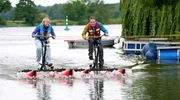 Moderatorin Sabine Heinrich (l) liefert sich zum Finale mit ihrem Kollegen Fabian Raphael ein Wettrennen auf der Weser. Moderatorin Sabine Heinrich (l) liefert sich zum Finale mit ihrem Kollegen Fabian Raphael ein Wettrennen auf der Weser.