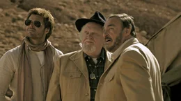 v.l.n.r.: Doug Adler (David Charvet), Professor Mendella (Joss Ackland) und Professor Hayden Masterton (John Rhys-Davies) begeben sich in die unerforschten Bereiche der &auml;gyptischen W&uuml;ste, bei der sie nicht nur ein paar alte Steine oder Sarkophage zutage f&ouml;rdern.