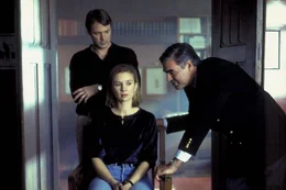 Annas (Susanne Sch&auml;fer, M.) Aufnahmepr&uuml;fung in die Gruppe ger&auml;t zum Fiasko. Deshalb beschlie&szlig;t Mueller (Michael Greiling, r.), Ernst Hoffmann (Sebastian Koch, l.) mit einer m&ouml;rderischen Sonderaufgabe zu betreuen ...