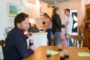Tina (Franziska Arndt, 2.v.l.) freut sich &uuml;ber den unerwarteten Besuch von Christian (Sascha Rotermund, r.) und bedankt sich bei ihrem Sohn Leon (Leon Seidel), der das Treffen arrangiert hat.
