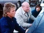 MacGyver (Richard Dean Anderson, l.), Pete Thornton (Dana Elcar, M.) und Nikki (Elyssa Davalos, r.) beobachten die Explosion einer Autobombe.