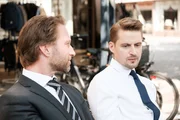 Florian (Bastian Semm, r.) gibt gegen&uuml;ber Christian (Sascha Rotermund) zu, dass Heike ihn wider Willen verr&uuml;ckt macht.