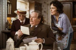 Eines Tages erhalten die Dursleys (v.l.: Harry Melling, Richard Griffiths und Fiona Shaw) einen Brief, der besagt, dass Harry Potter alt genug ist, um auf die Hogwarts-Schule f&uuml;r Hexerei und Zauberei zu gehen.
