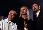 Im Jahre 1989 lernen Frohike (Tom Braidwood, l.), Langly (Dean Haglund, M.) und Byers (Bruce Harwood, r.) unter mysteri&ouml;sen Umst&auml;nden den FBI-Agenten Mulder kennen.