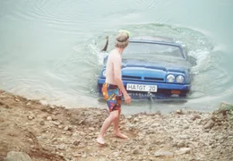 Zu allem &Uuml;berfluss versenkt der schusselige Klausi (Michael Kessler) den Manta im Baggersee.
