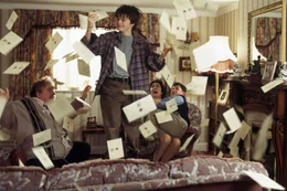 An seinem elften Geburtstag erh&auml;lt Harry (Daniel Radcliffe, 2. v. l.) Briefe von Eulen. Seine Verwandtschaft, die Dursleys (Richard Griffiths, l., Fiona Shaw und Harry Melling), sind mit der Zauberei v&ouml;llig &uuml;berfordert.